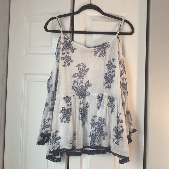 Woman’s patterned cold shoulder blouse. Size Large. - Picture 2 of 3